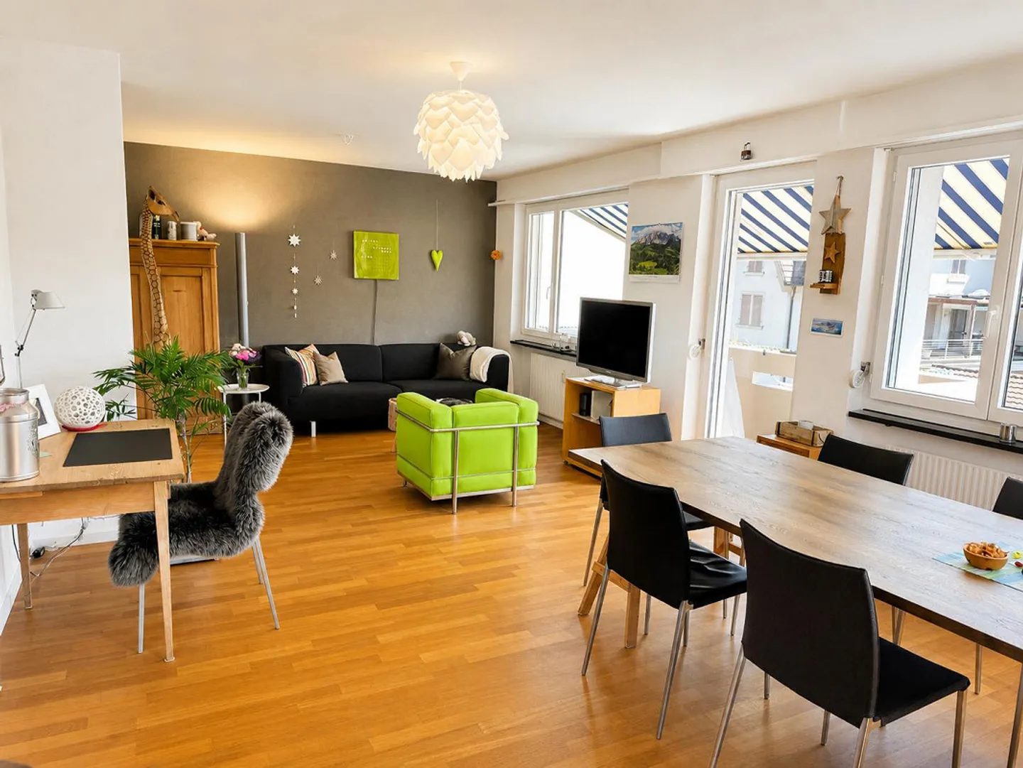 Sonnige Dachwohnung mit Weitsicht – ruhig wohnen, zentral leben - Photo 2 of 9