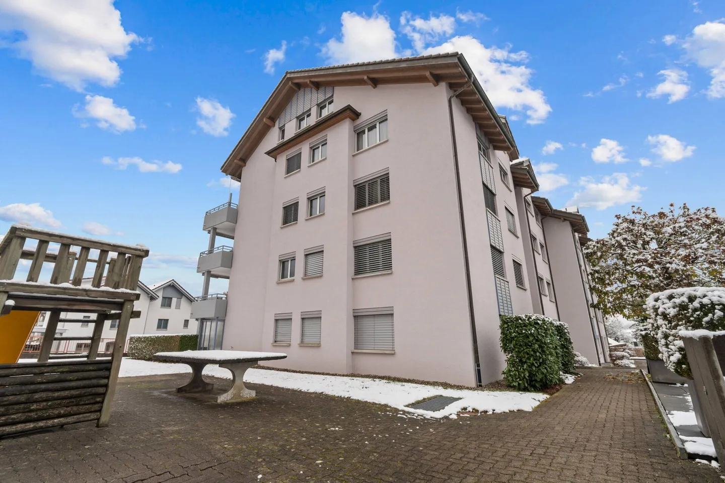 Appartement 2,5 pièces avec balcon dans un beau quartier résidentiel - Photo 1 sur 5