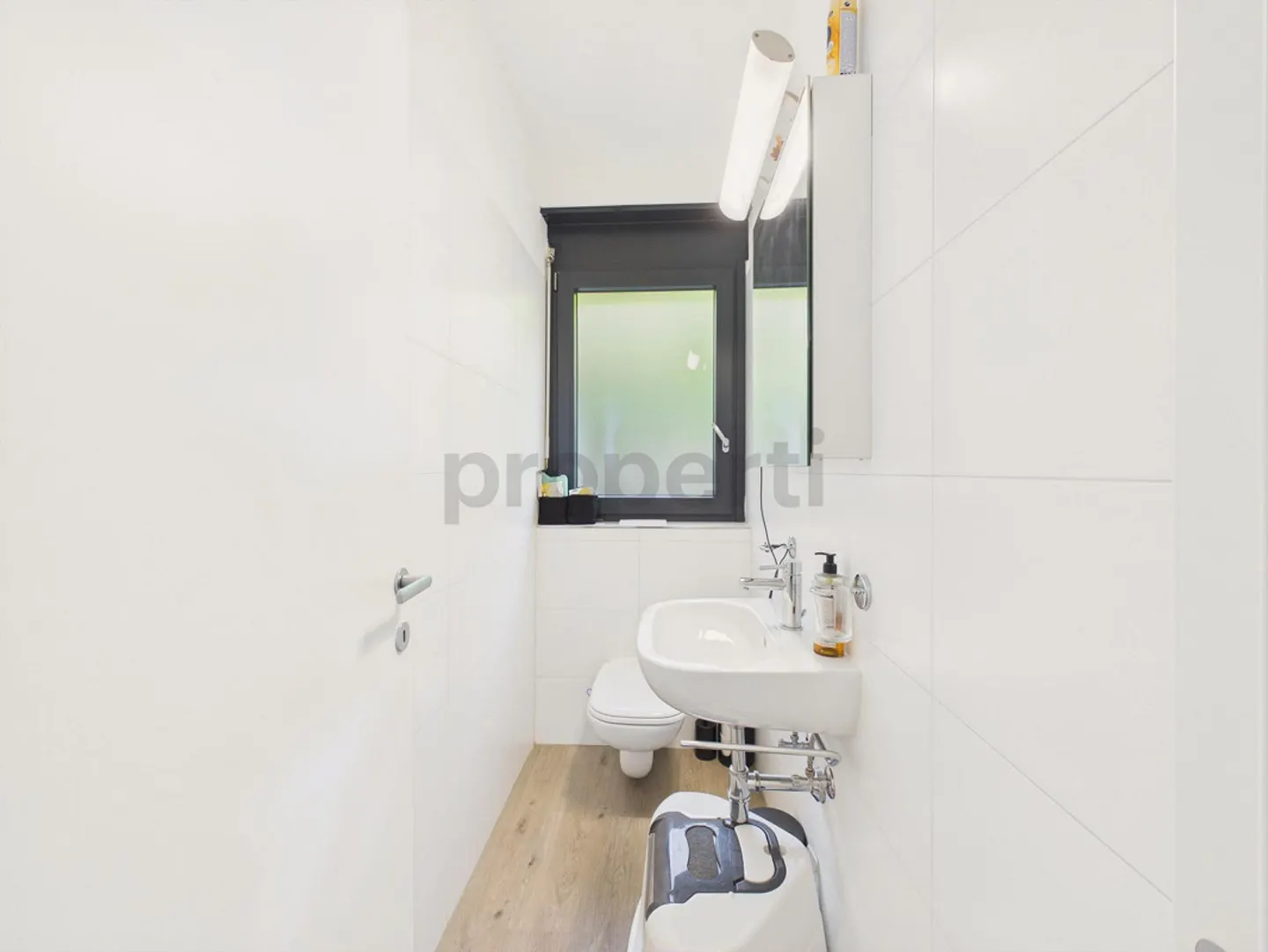 Aldesago: elegant 3.5 room renovated apartment with lake view terrace and swimming pool - Photo 13 of 14