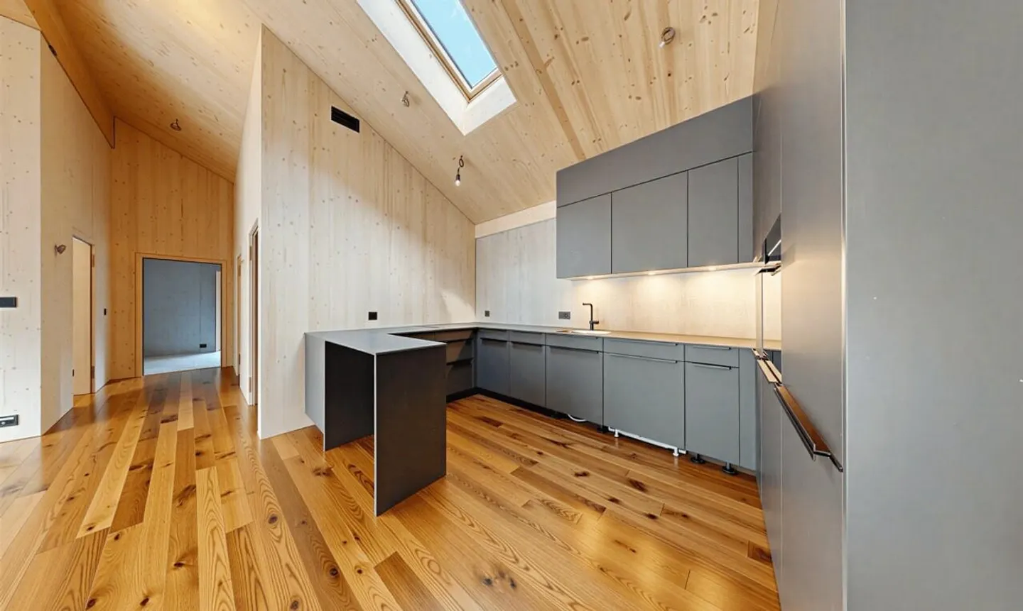 Newly built penthouse apartment with special architecture and mountain view - Photo 5 of 11
