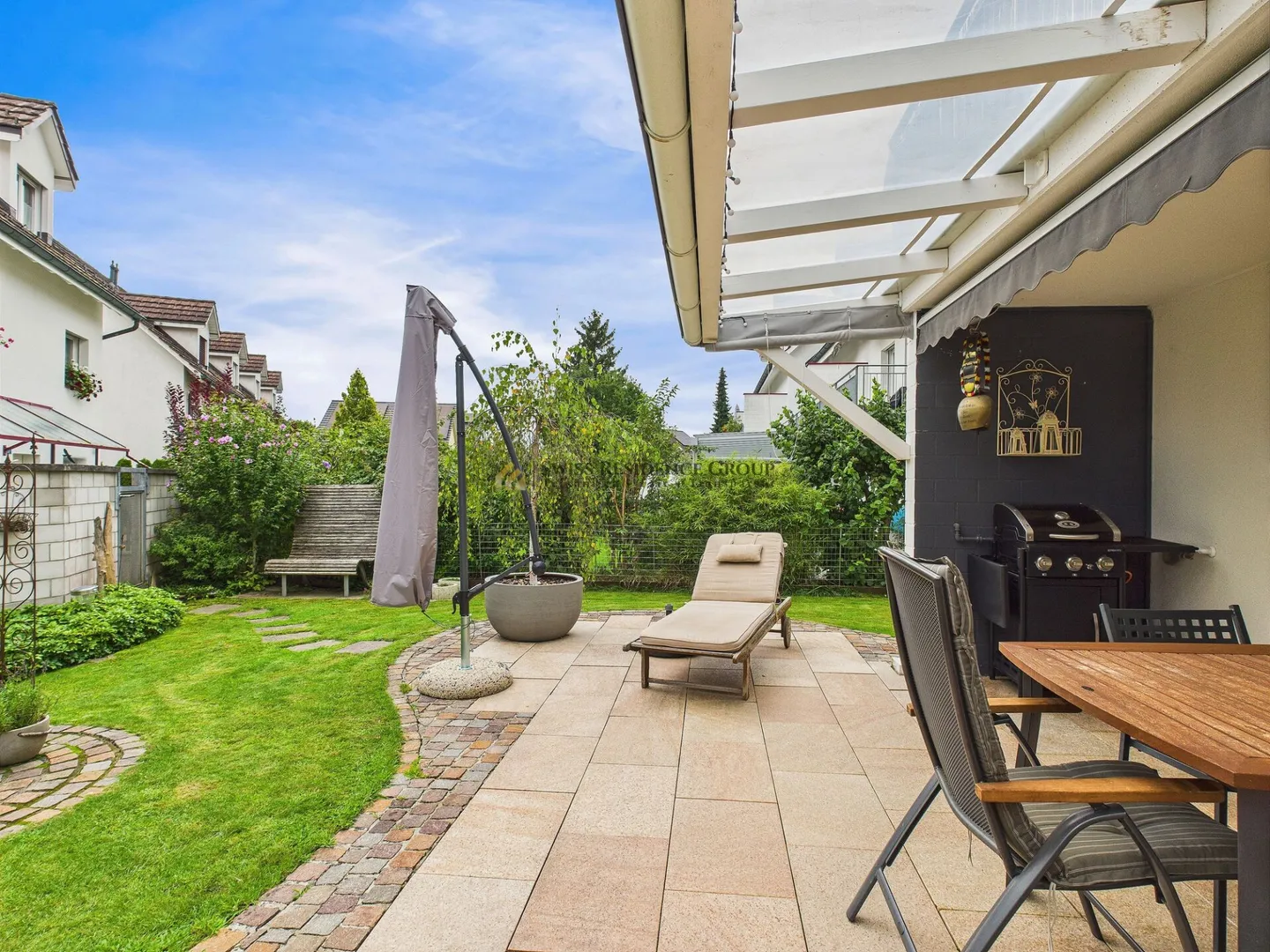 Adatto alle famiglie, standard di costruzione moderno con un giardino da sogno - Foto 13 di 18