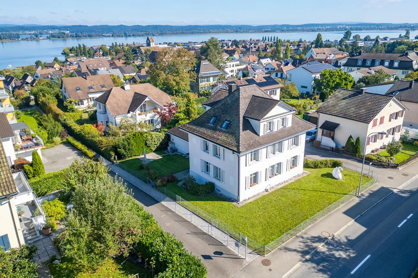 Maison résidentielle imposante avec vue sur le lac - Photo 2 sur 15