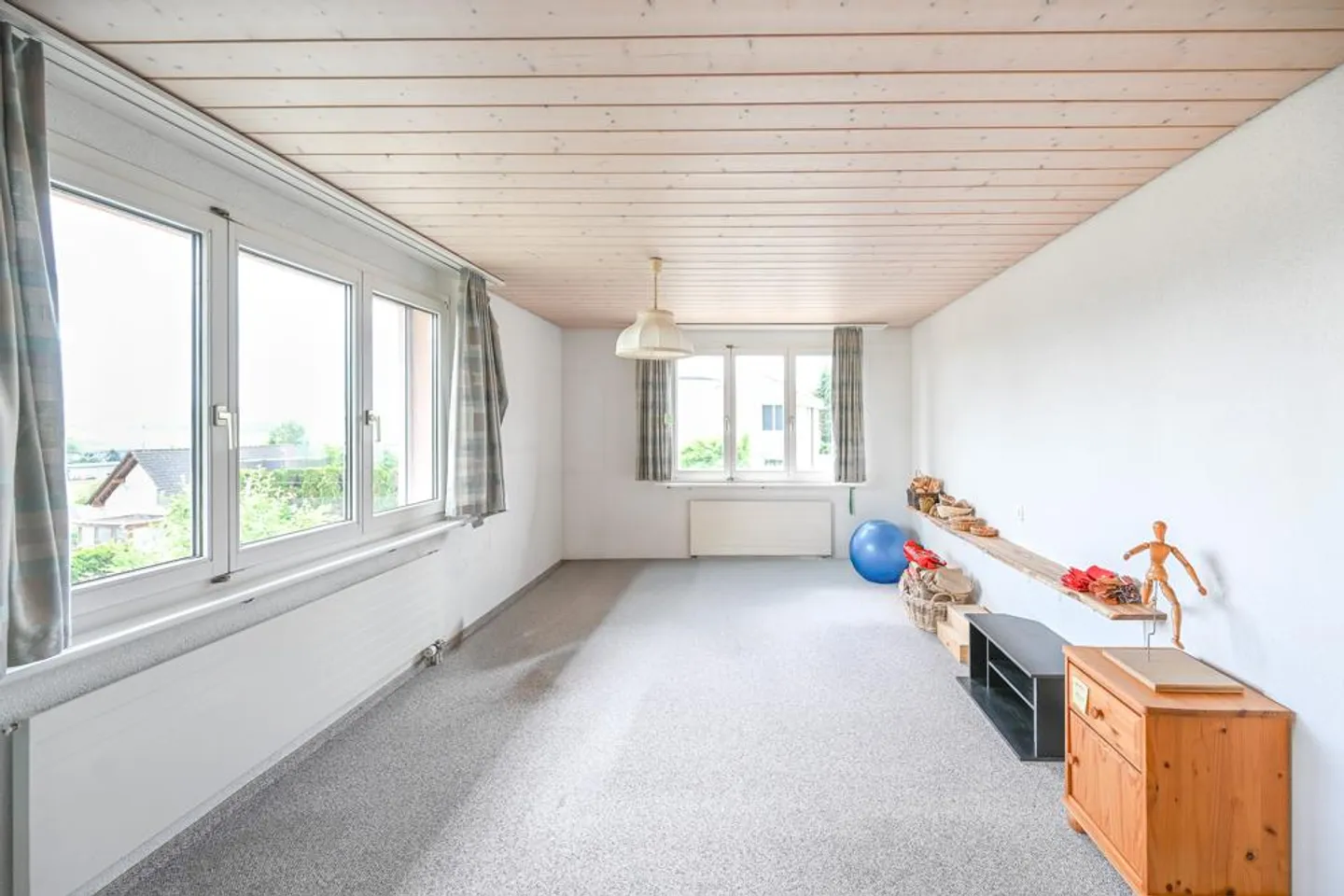 Large residential building for renovation with beautiful view - Photo 3 of 7