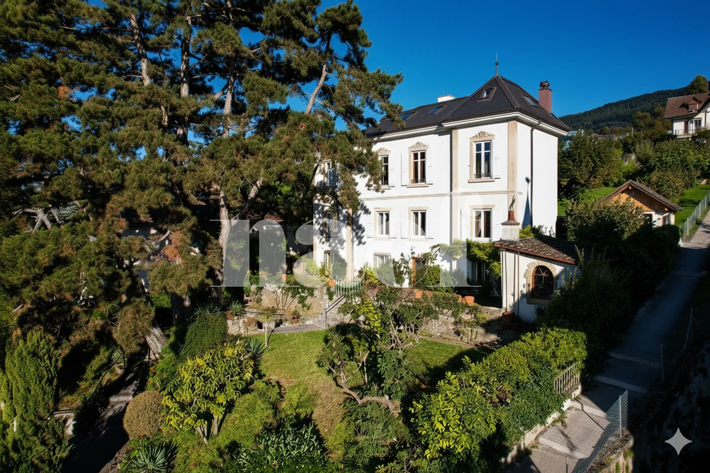 Manor House with Outbuilding - Photo 8 of 10