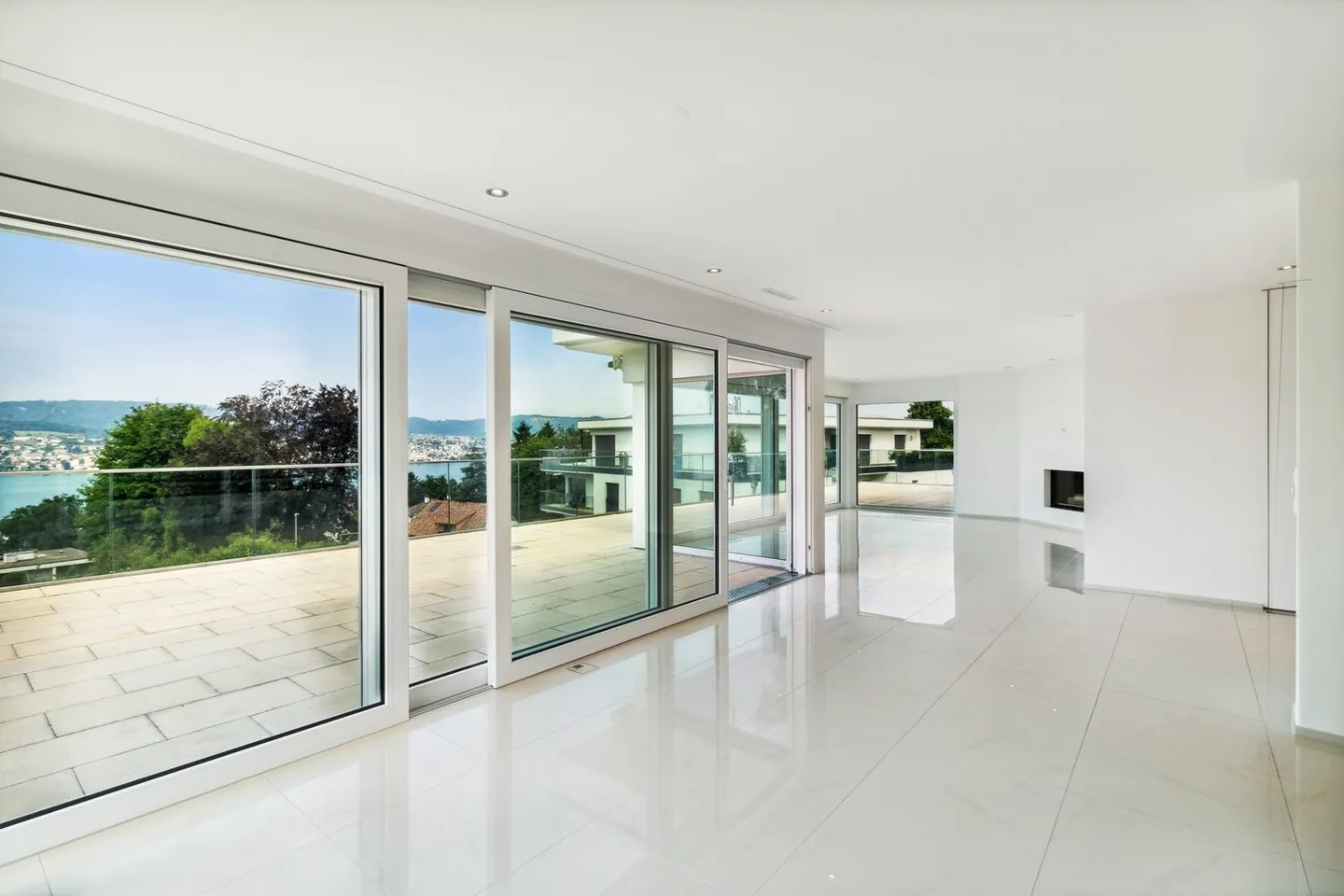 Exclusive penthouse apartment with breathtaking view of Lake Zurich and fireplace - Photo 2 of 10