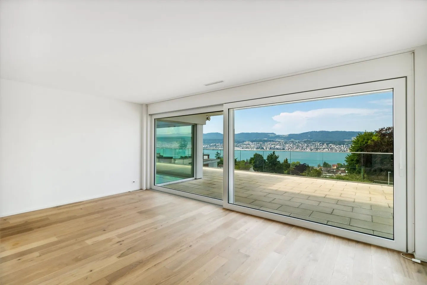 Exclusive penthouse apartment with breathtaking view of Lake Zurich and fireplace - Photo 9 of 10