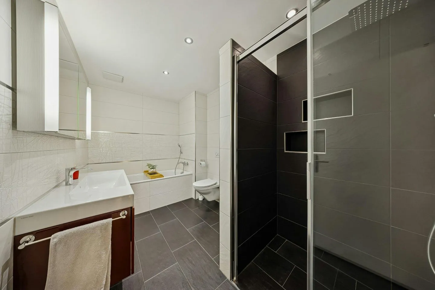 Maisonette moderna di 4,5 stanze con giardino a Bubikon - Foto 5 di 13