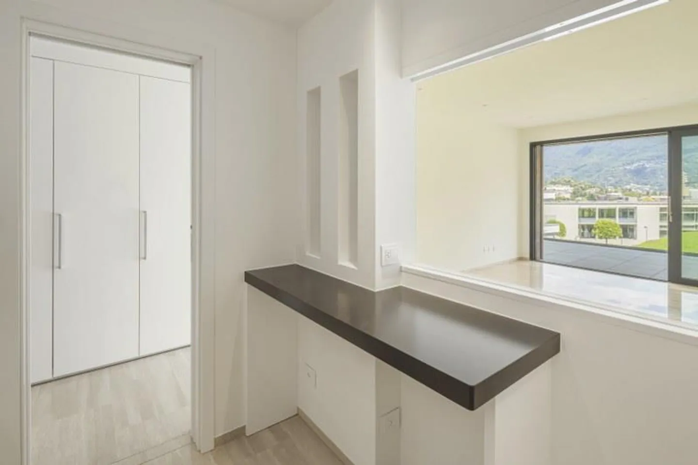 Appartement 3,5 pièces avec grande terrasse et vue dégagée sur les montagnes - Photo 4 sur 13