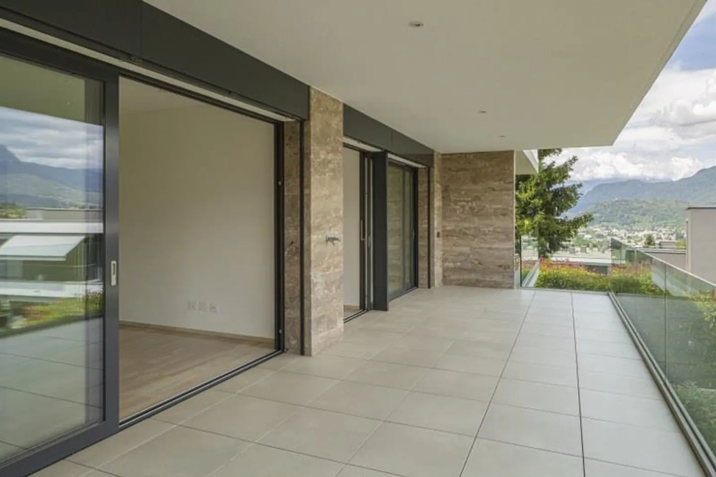 Appartement 3,5 pièces avec grande terrasse et vue dégagée sur les montagnes - Photo 12 sur 13