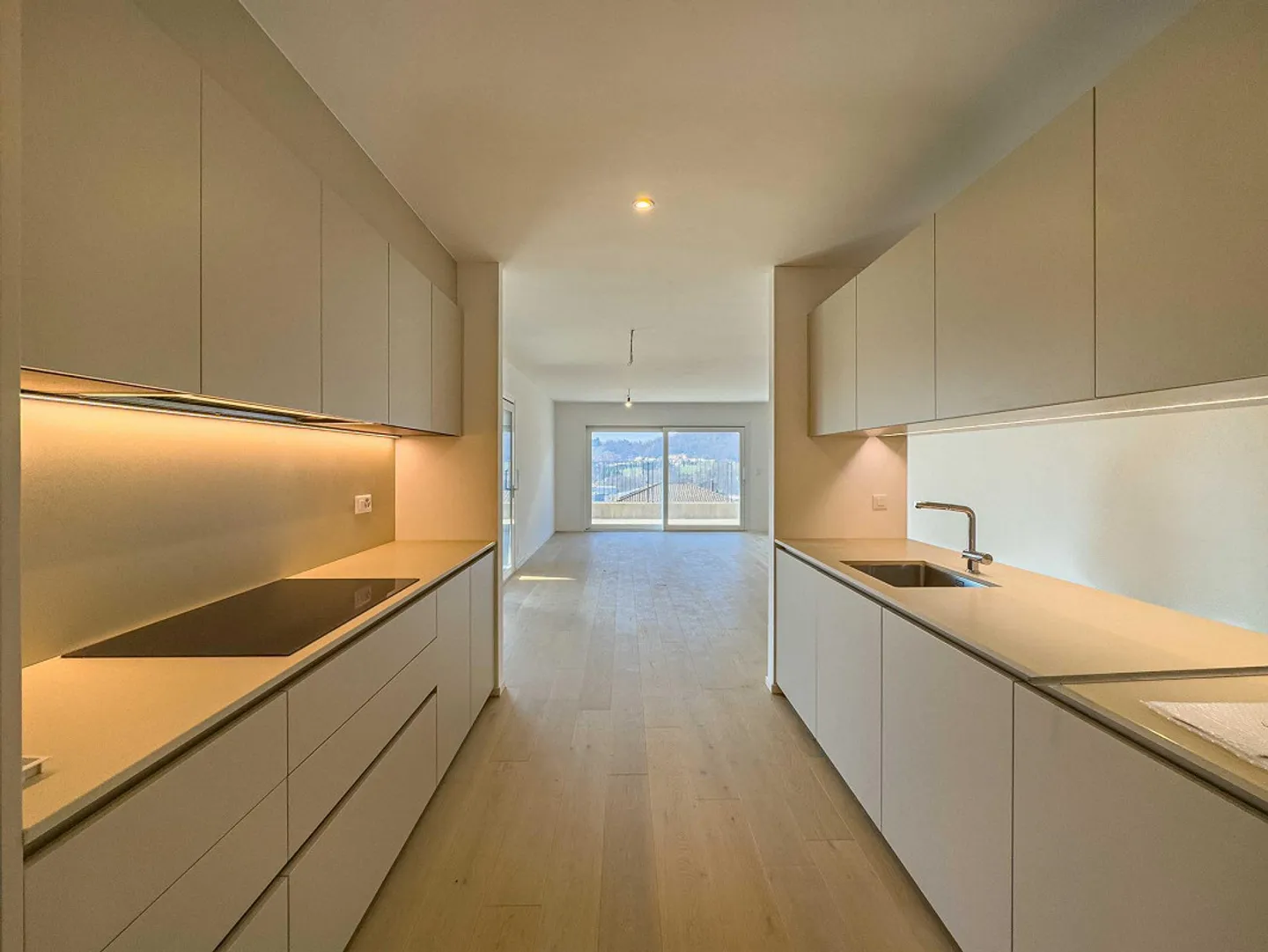 Spacious and modern 5.5-room apartment with garden in Mendrisio - Photo 2 of 11