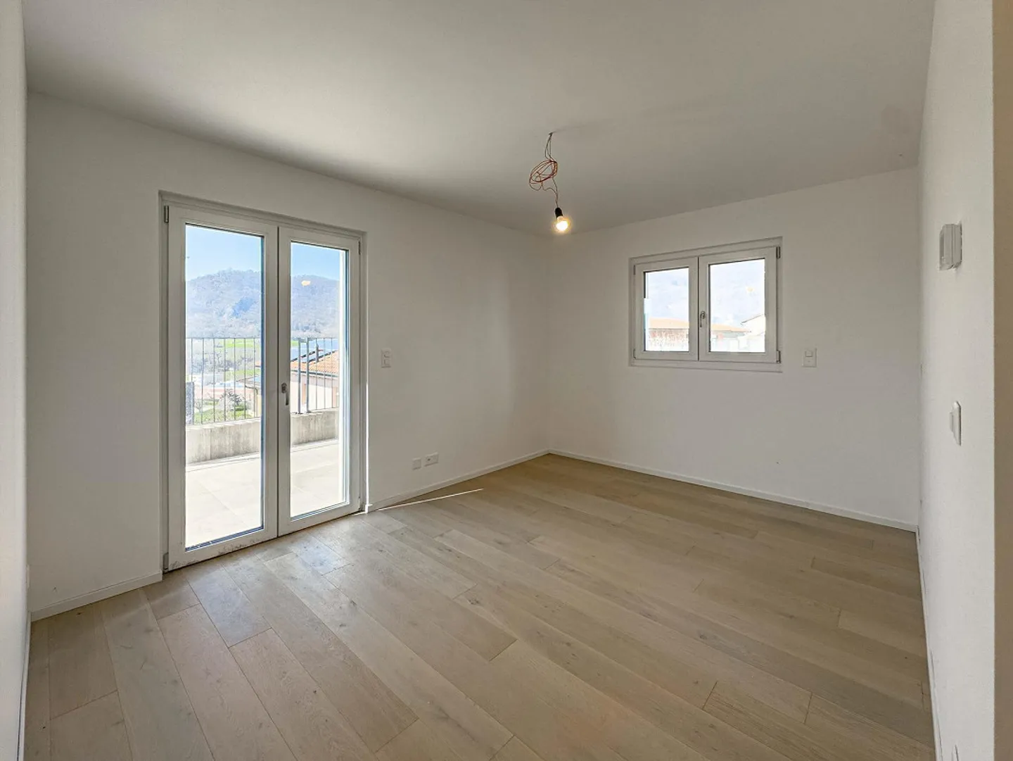 Spacious and modern 5.5-room apartment with garden in Mendrisio - Photo 4 of 11