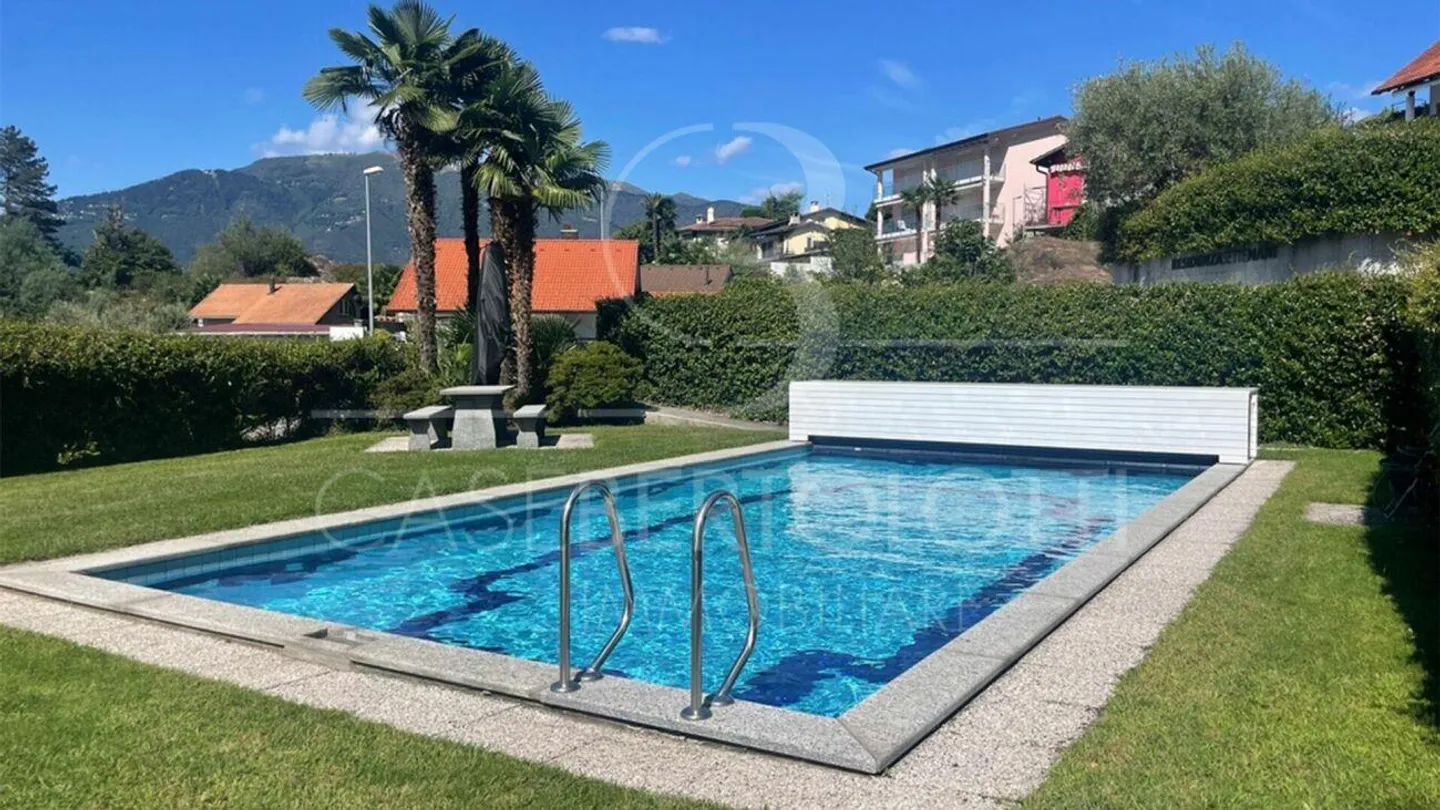 Appartamento con giardino soleggiato, vista lago, jacuzzi e piscina a Vairano - Foto 2 di 14