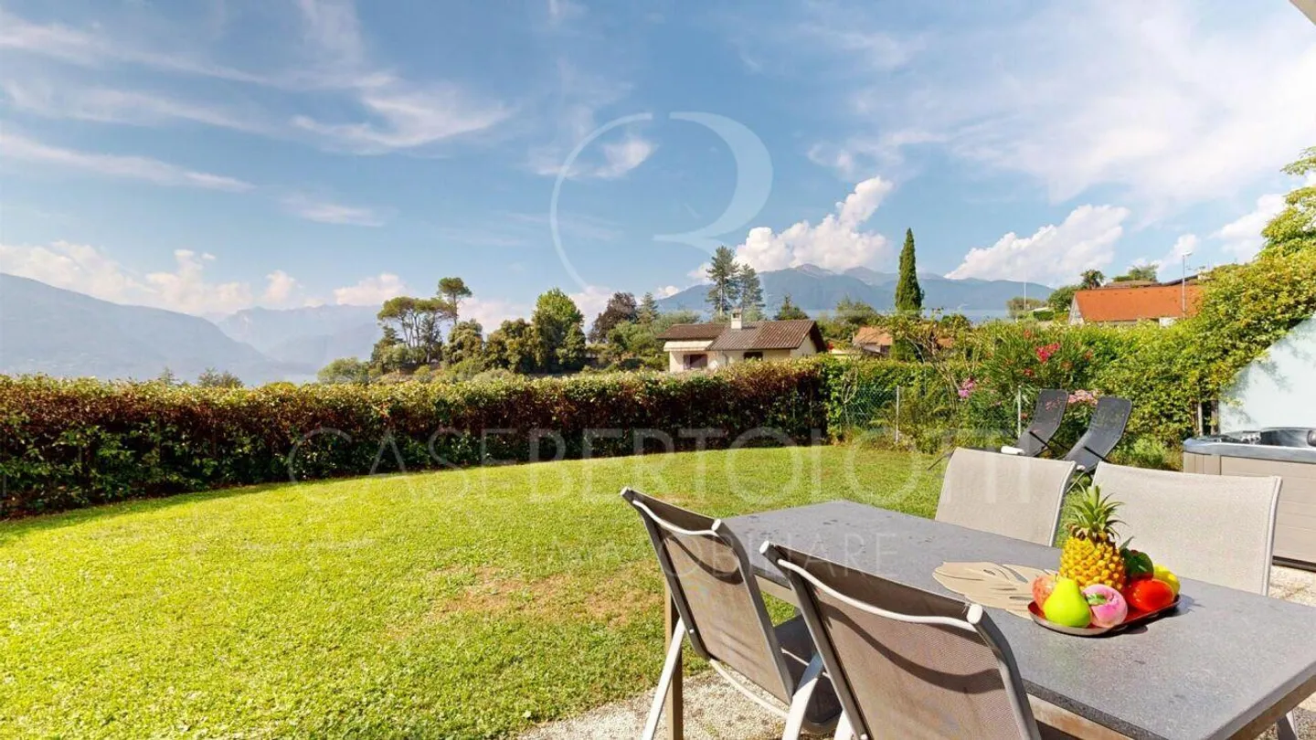 Appartamento con giardino soleggiato, vista lago, jacuzzi e piscina a Vairano - Foto 6 di 14