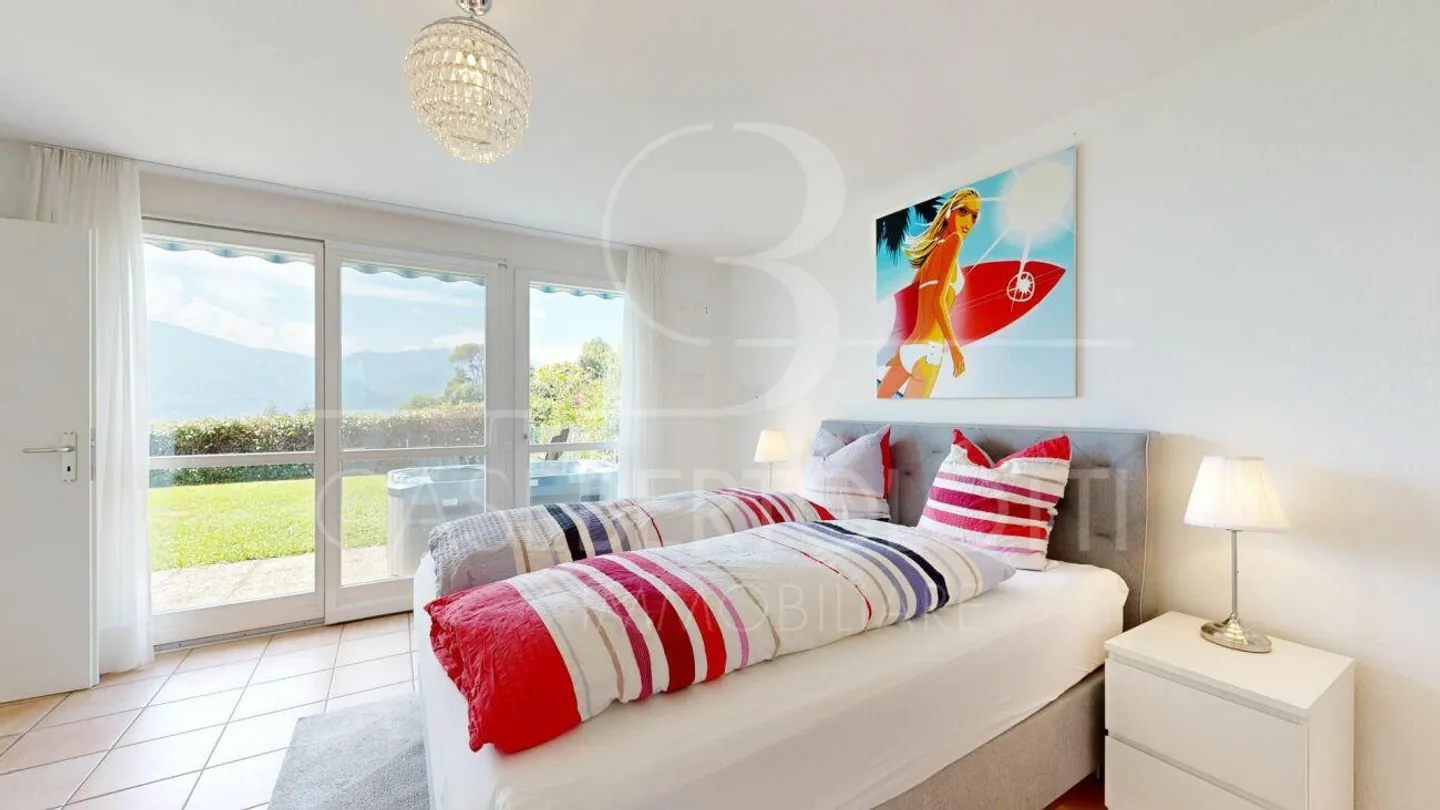 Appartamento con giardino soleggiato, vista lago, jacuzzi e piscina a Vairano - Foto 12 di 14