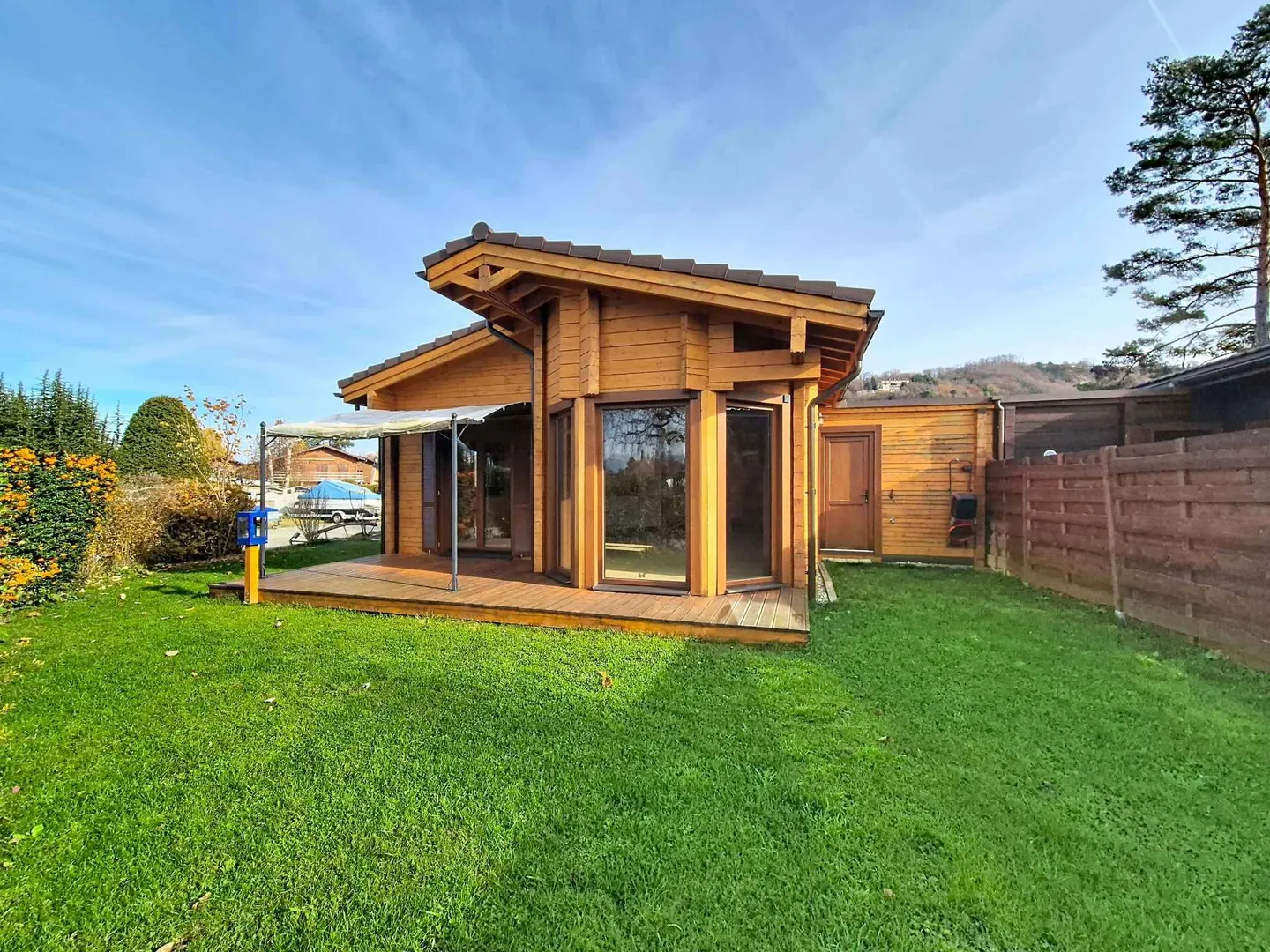 Rarely for sale - Villa just two steps from the lake! - Photo 9 of 11