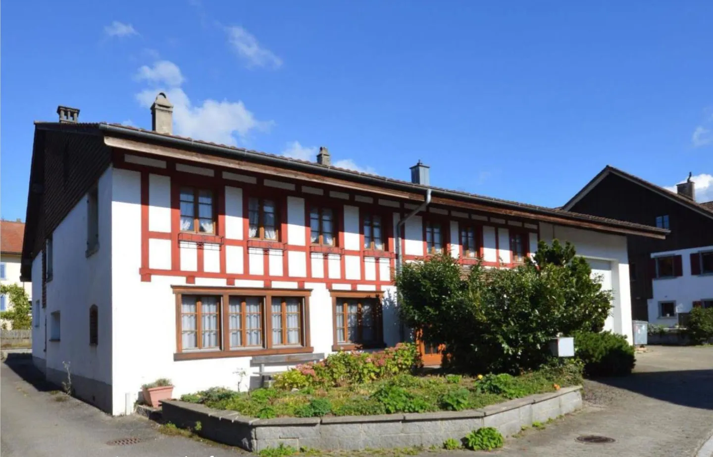 Propriété individuelle avec 7 1/2 pièces d'habitation et grande partie utilitaire avec jardin - Photo 1 sur 14