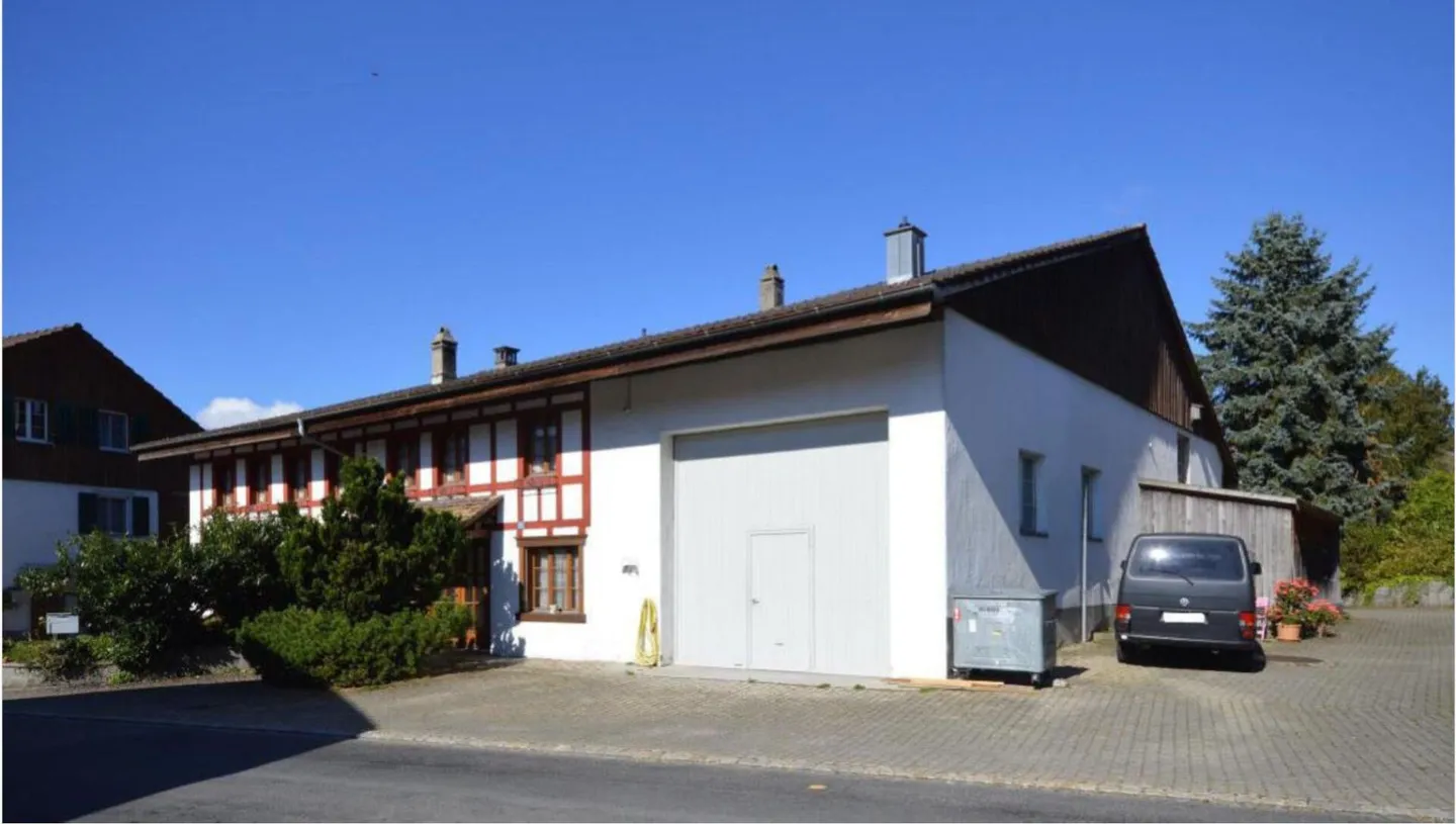 Propriété individuelle avec 7 1/2 pièces d'habitation et grande partie utilitaire avec jardin - Photo 2 sur 14