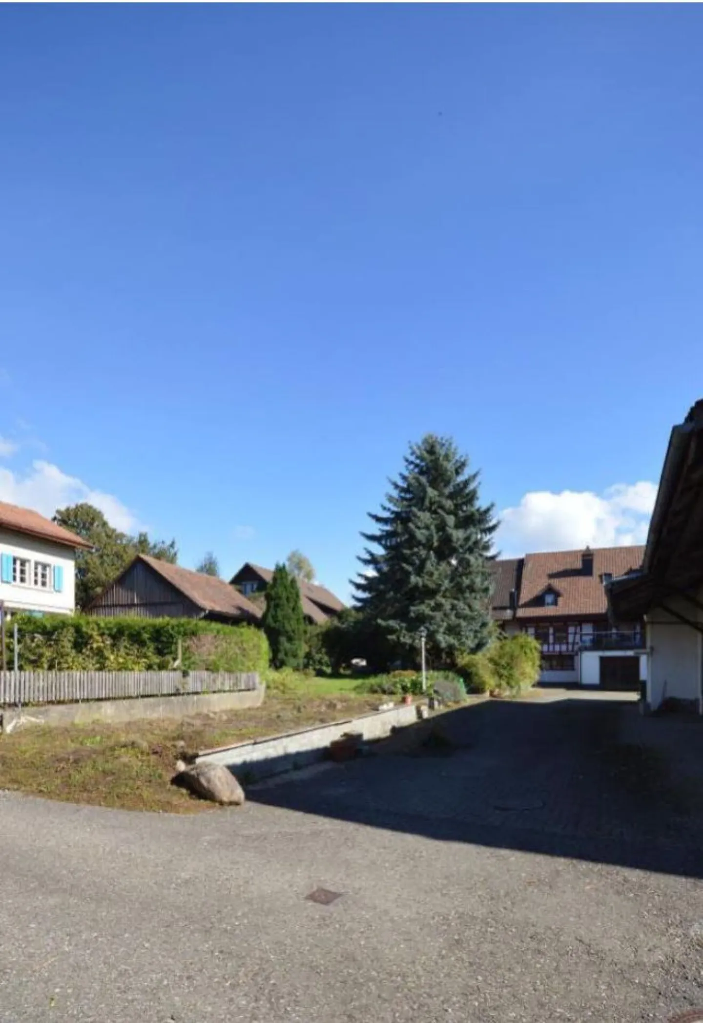 Propriété individuelle avec 7 1/2 pièces d'habitation et grande partie utilitaire avec jardin - Photo 3 sur 14