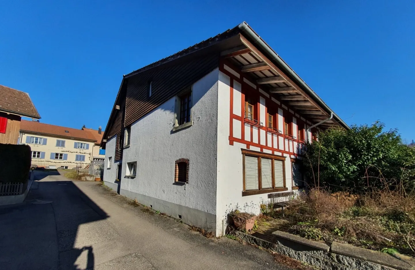 Propriété individuelle avec 7 1/2 pièces d'habitation et grande partie utilitaire avec jardin - Photo 4 sur 14