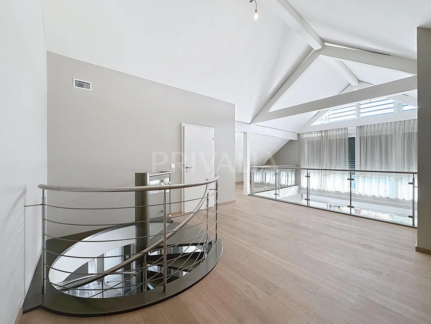 Attico duplex Minergie di 135 m² con balcone e camino a Mies - Foto 4 di 5