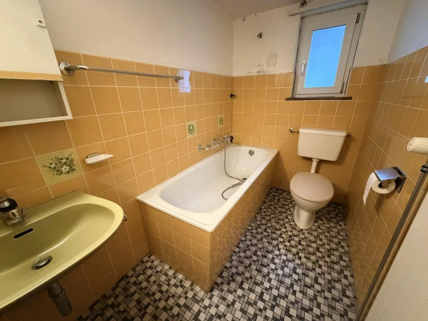 Versatile two-family house - One apartment ready to move in, one with a lot of potential - Photo 11 of 16