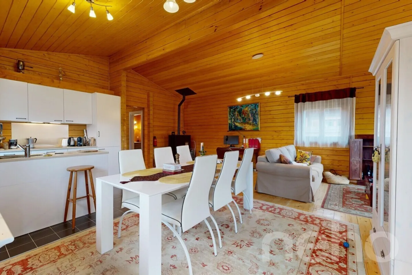 Magnificent wooden house near the lake - Photo 8 of 13