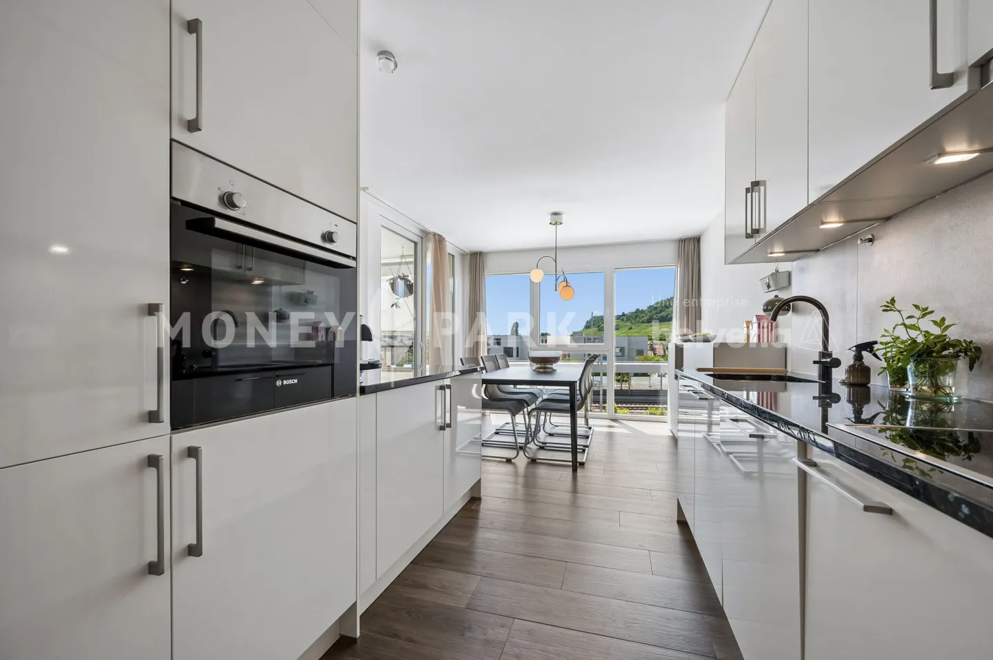 Appartement 4.5 pièces avec un espace généreux et beaucoup de lumière du jour - Photo 4 sur 13