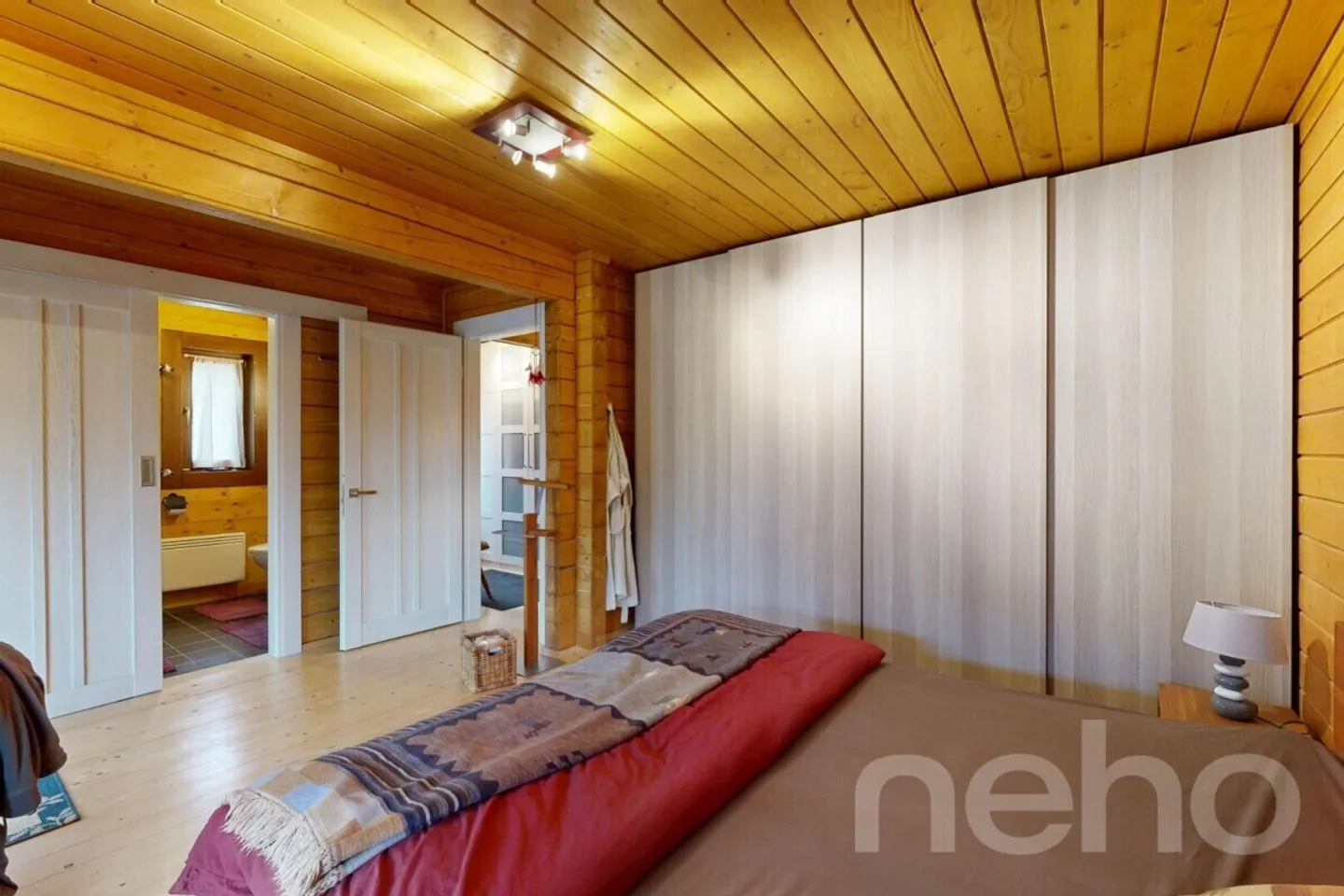 Magnificent wooden house near the lake - Photo 10 of 13