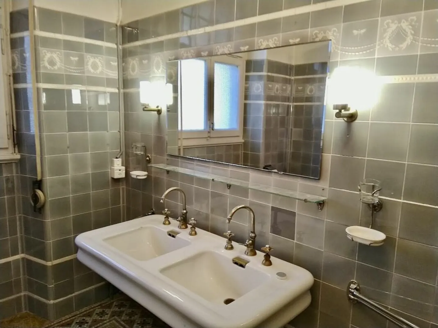 Luxury Apartment with Lake View - Photo 10 of 18