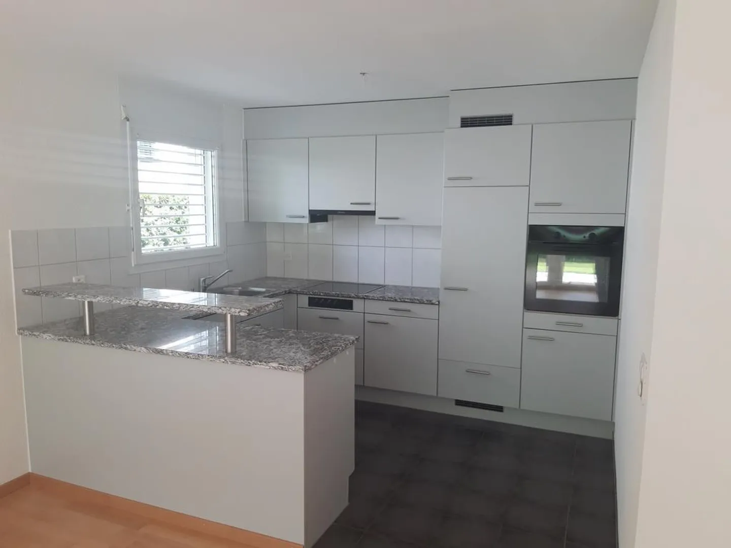 Appartement de jardin en duplex spacieux avec deux salles de bains - Photo 3 sur 12