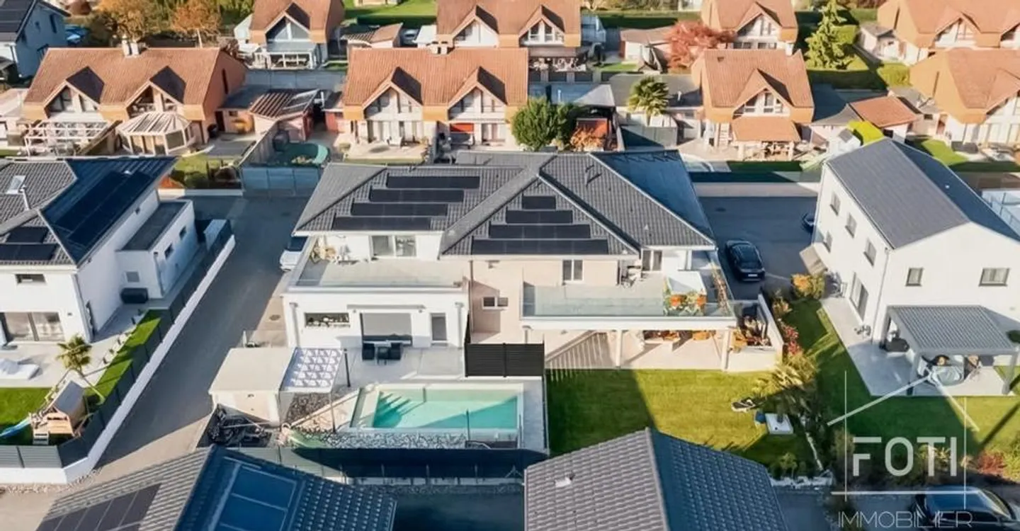 Collombey-Muraz : villa divisée en 2 logements avec piscine et terrasses - Foto 10 di 11