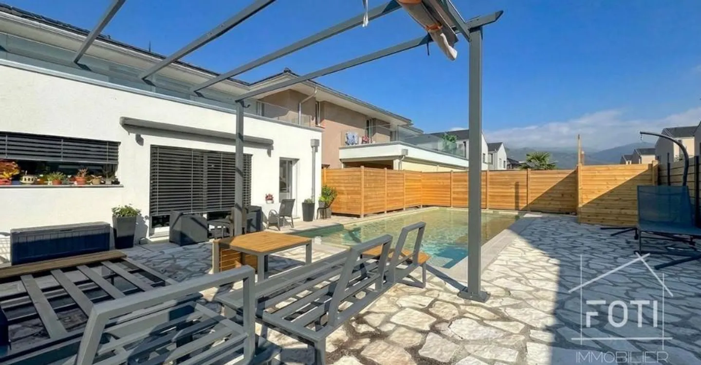 Collombey-Muraz : villa divisée en 2 logements avec piscine et terrasses - Foto 11 di 11