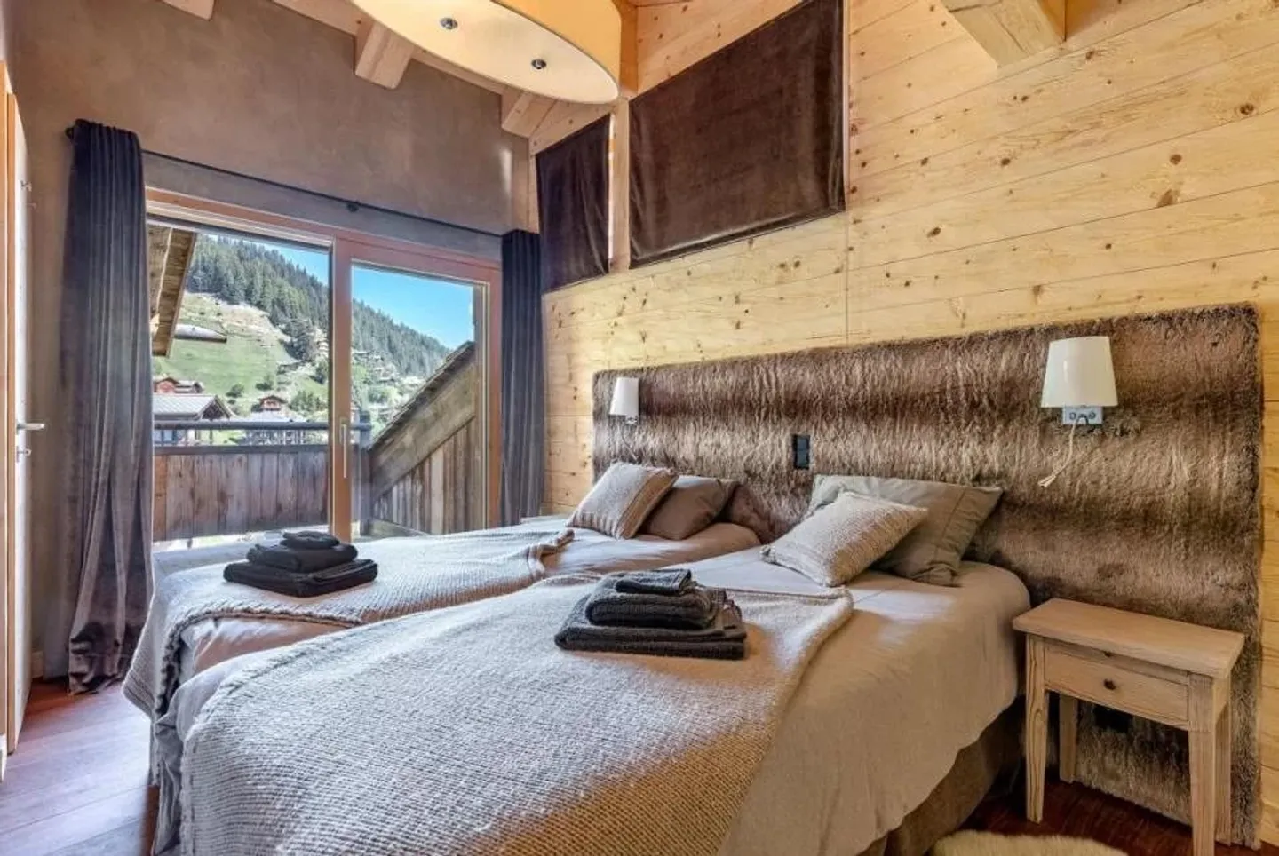 Ski in ski out with a superb chalet environment!!! - Photo 2 of 8