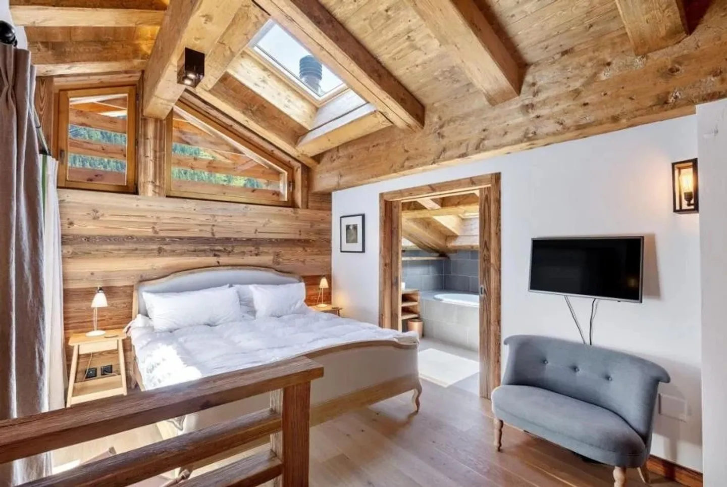 Ski in ski out with a superb chalet environment!!! - Photo 3 of 8