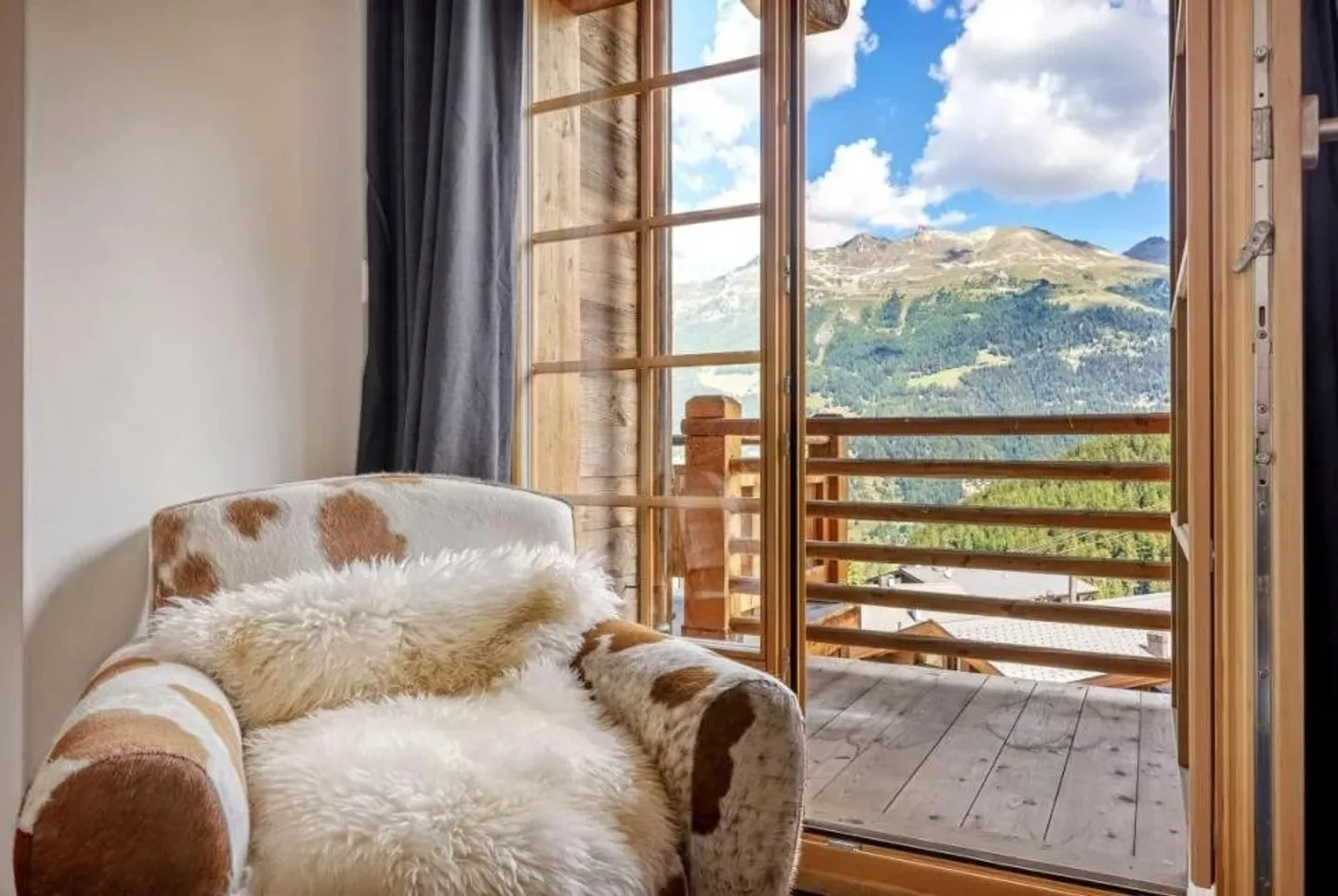 Ski in ski out with a superb chalet environment!!! - Photo 4 of 8