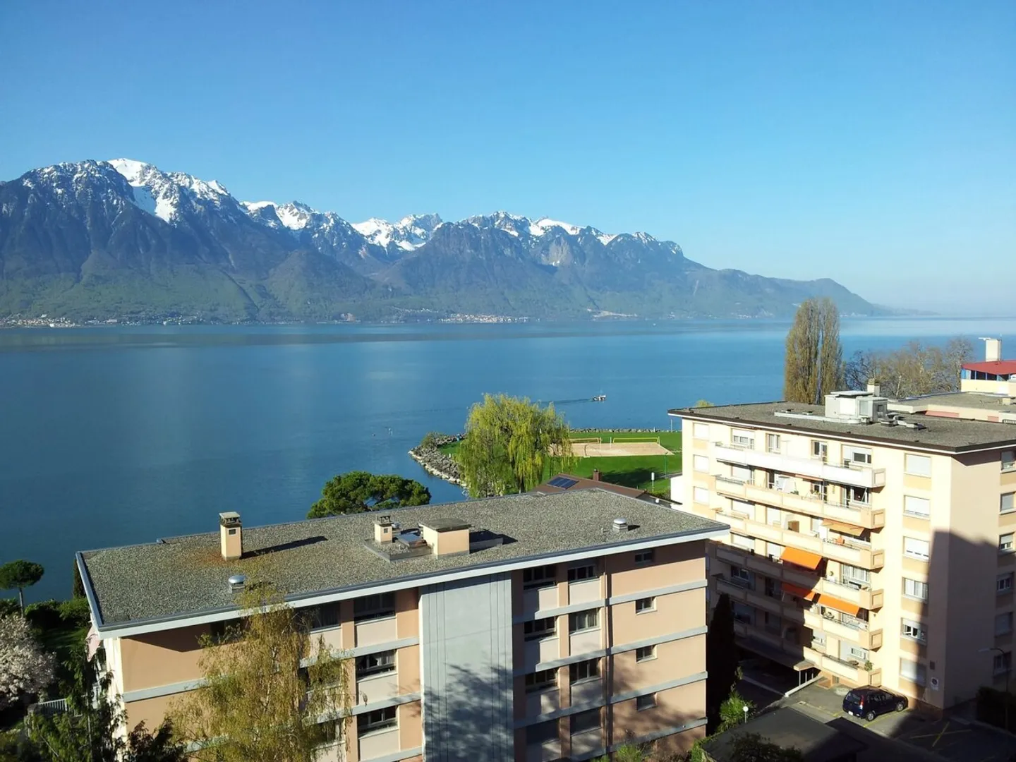 Appartement Charmant avec Vue sur le Lac - Photo 2 sur 9