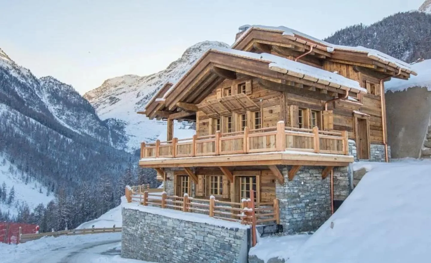 Ski in ski out with a superb chalet environment!!! - Photo 1 of 8