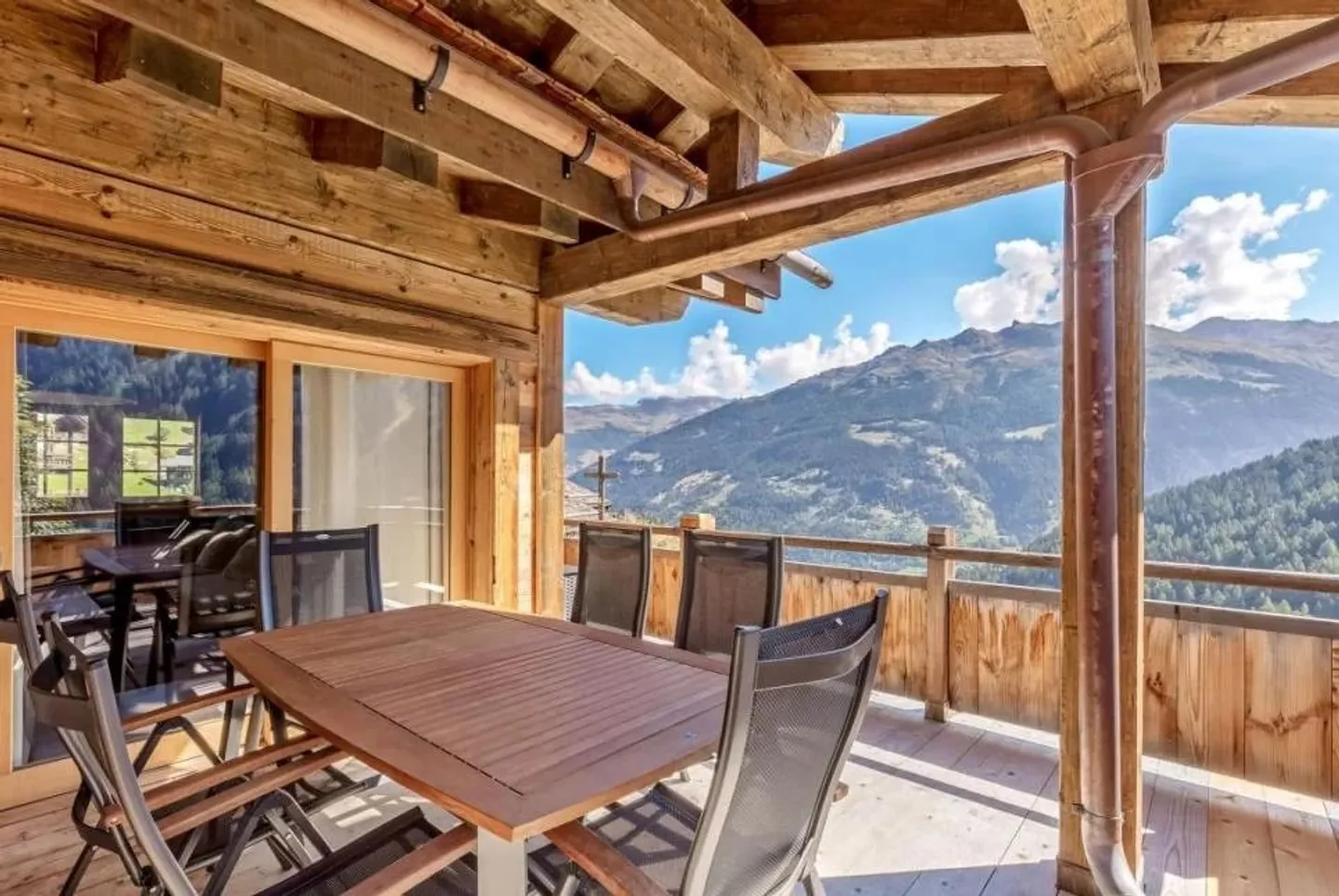 Ski in ski out with a superb chalet environment!!! - Photo 5 of 8