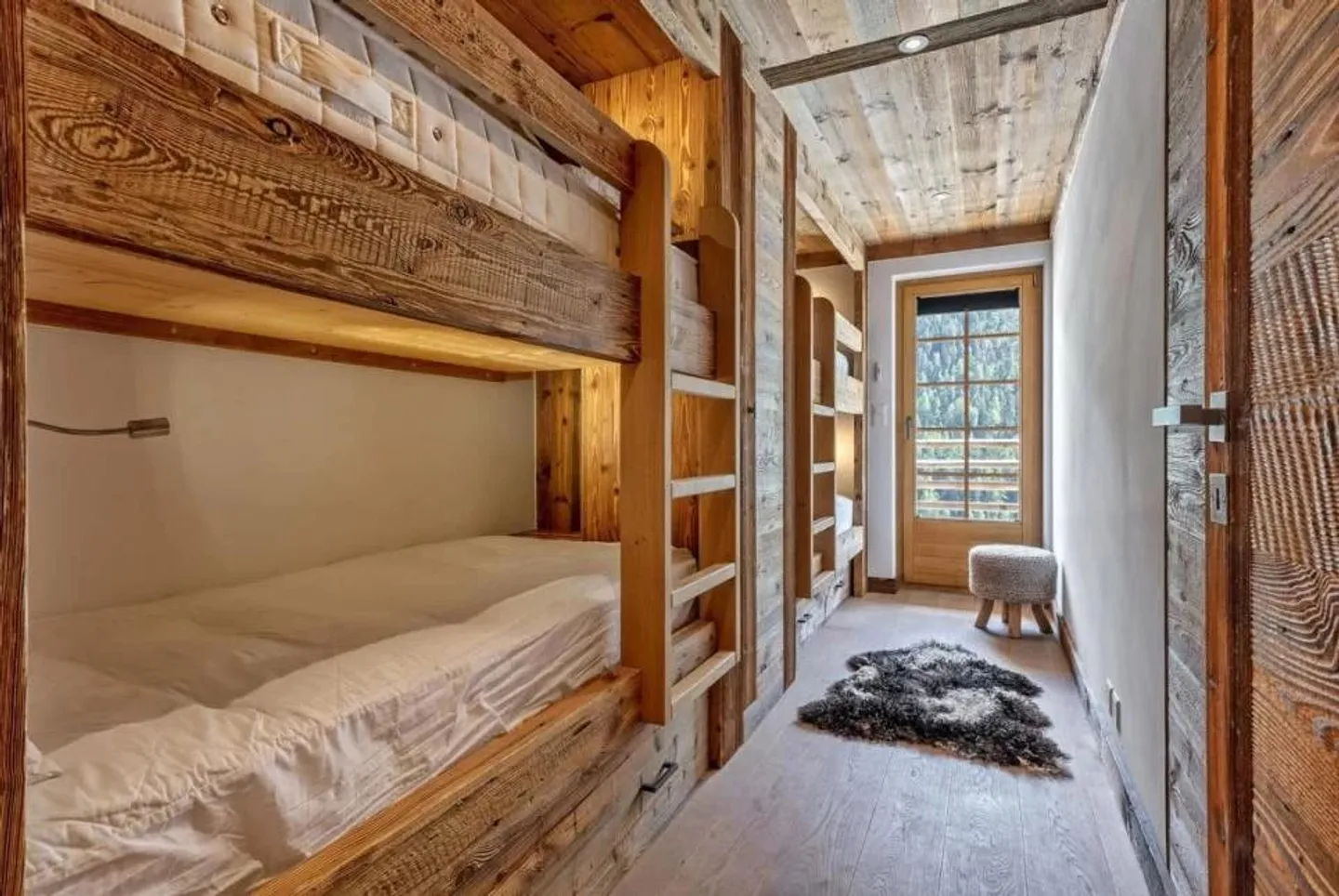 Ski in ski out with a superb chalet environment!!! - Photo 6 of 8