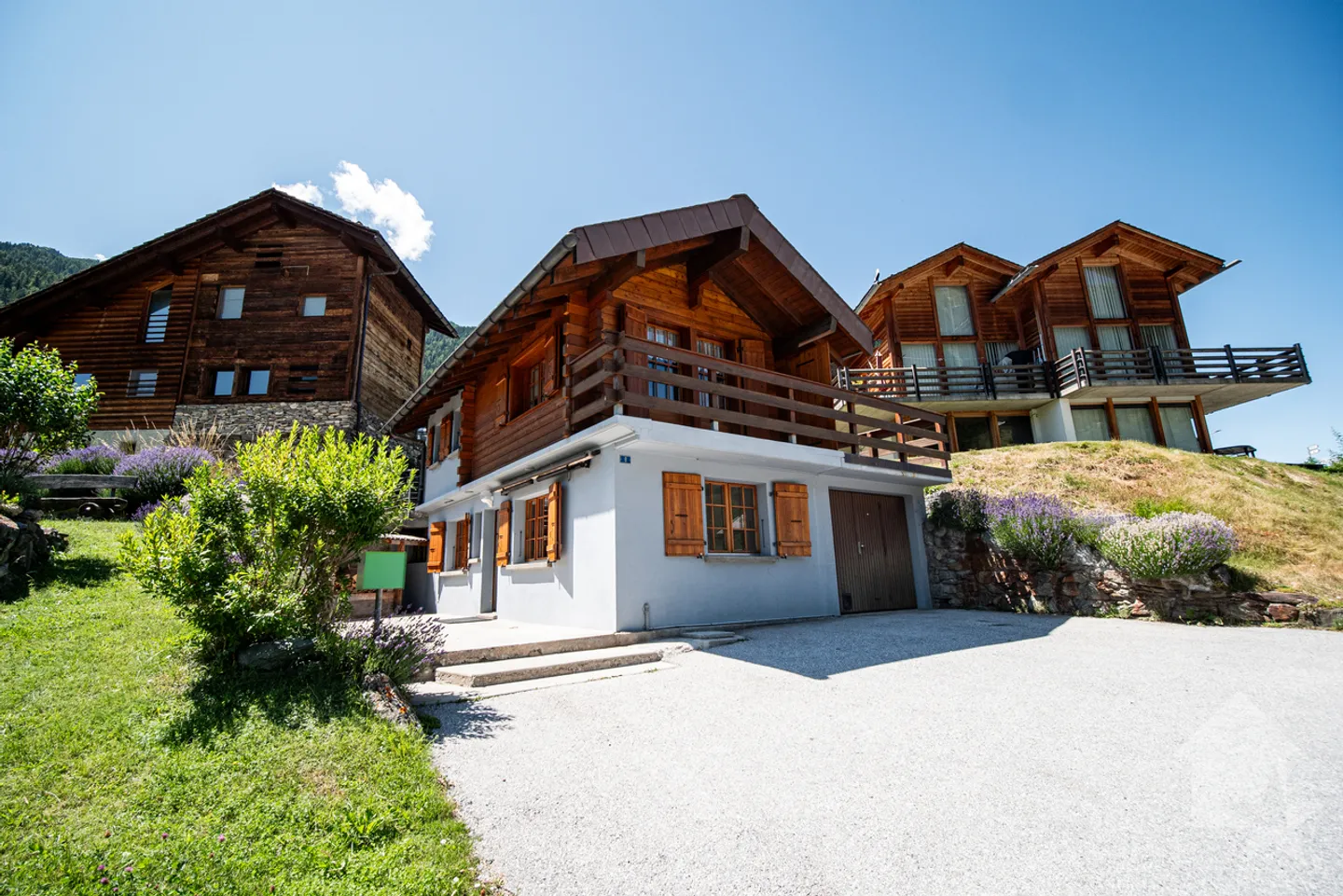 Adorable chalet with splendid views of the valley floor - Photo 1 of 40