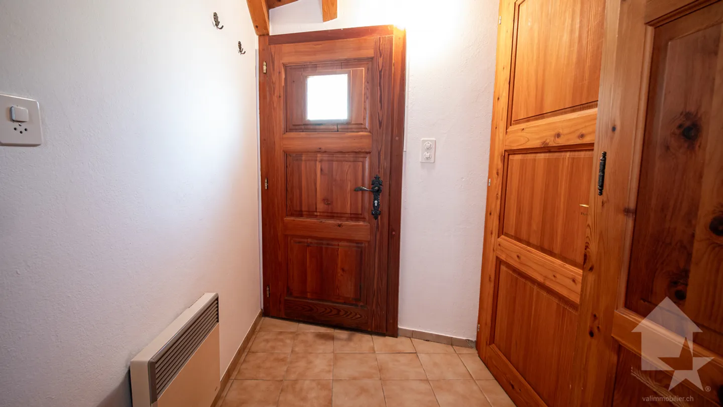 Adorable chalet with splendid views of the valley floor - Photo 9 of 40