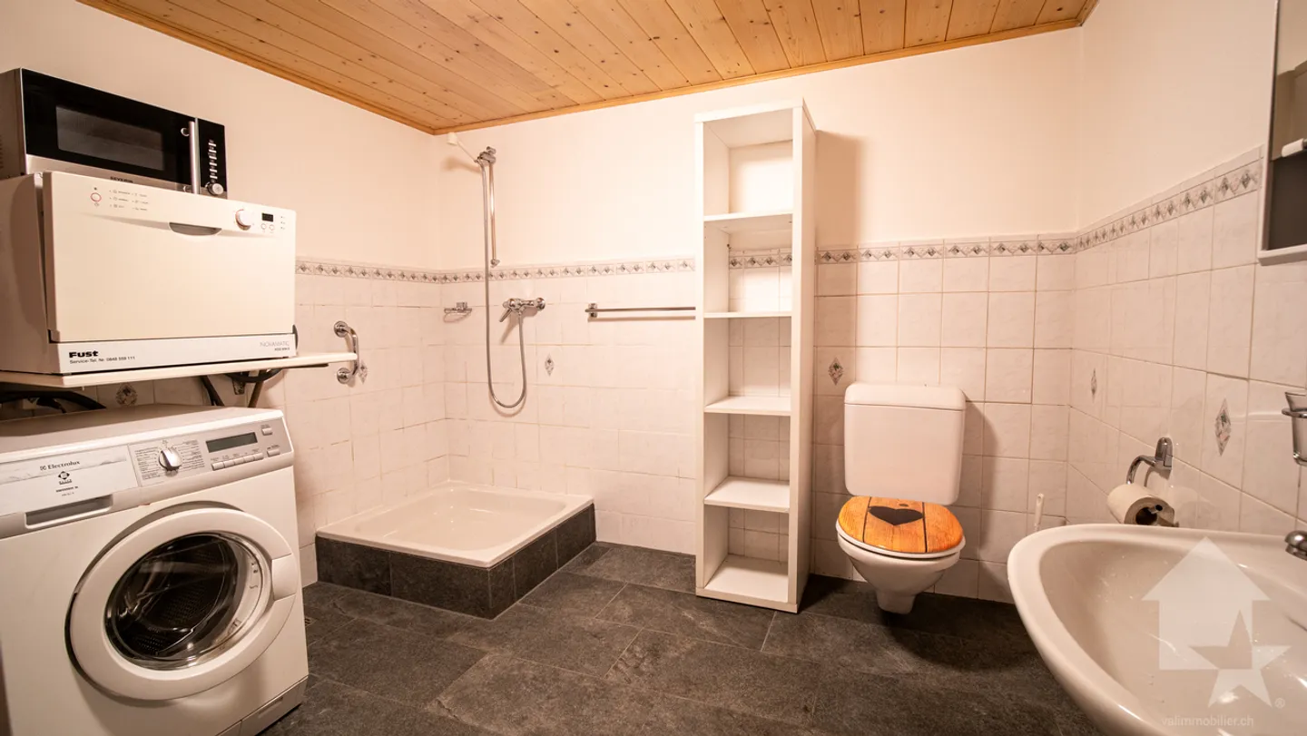 Adorable chalet with splendid views of the valley floor - Photo 17 of 40