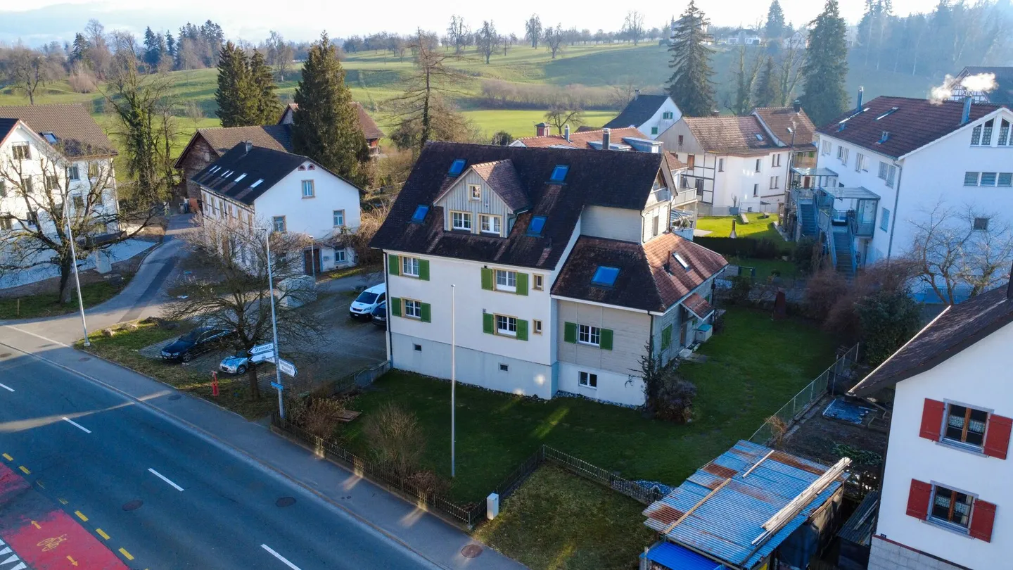 Mehrfamilienhaus mit 3 Wohnungen, Garage & 5 Parkplätzen in Steinach SG - Foto 1 von 18