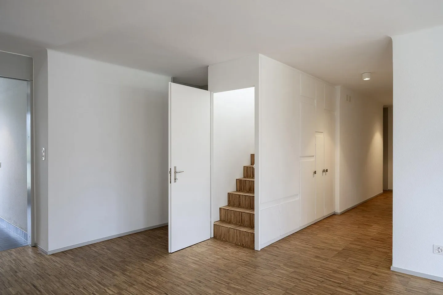 Exklusive 3.5-Zimmer-Attikawohnung mit über 200m² Dachterrasse - Foto 3 von 18