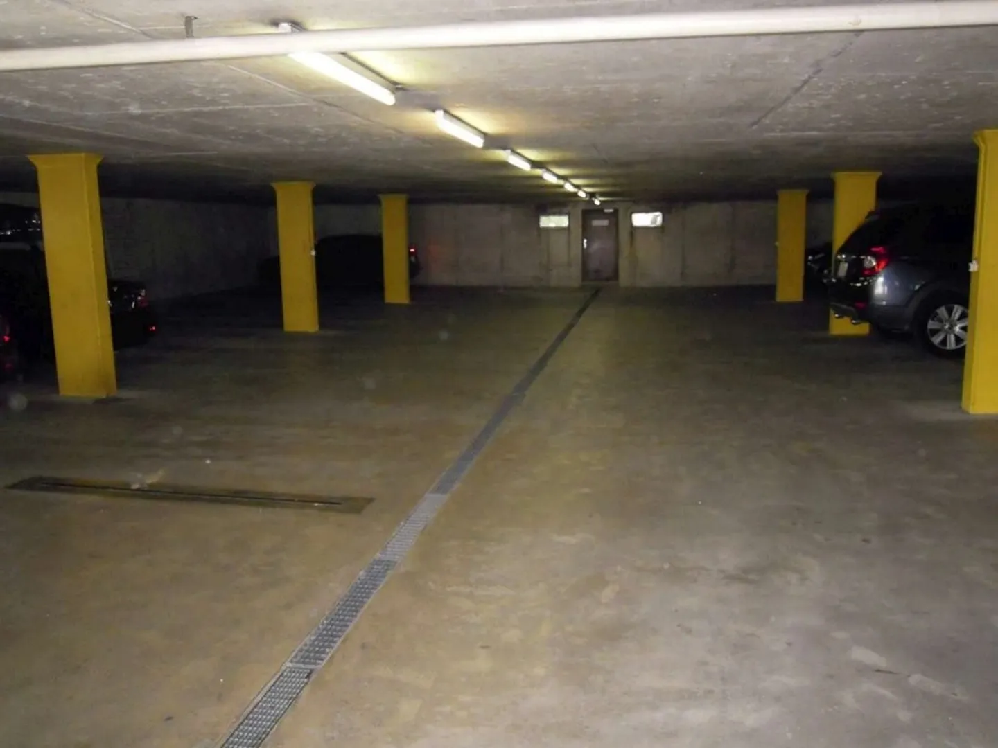 Posto auto in un garage sotterraneo - Foto 3 di 3