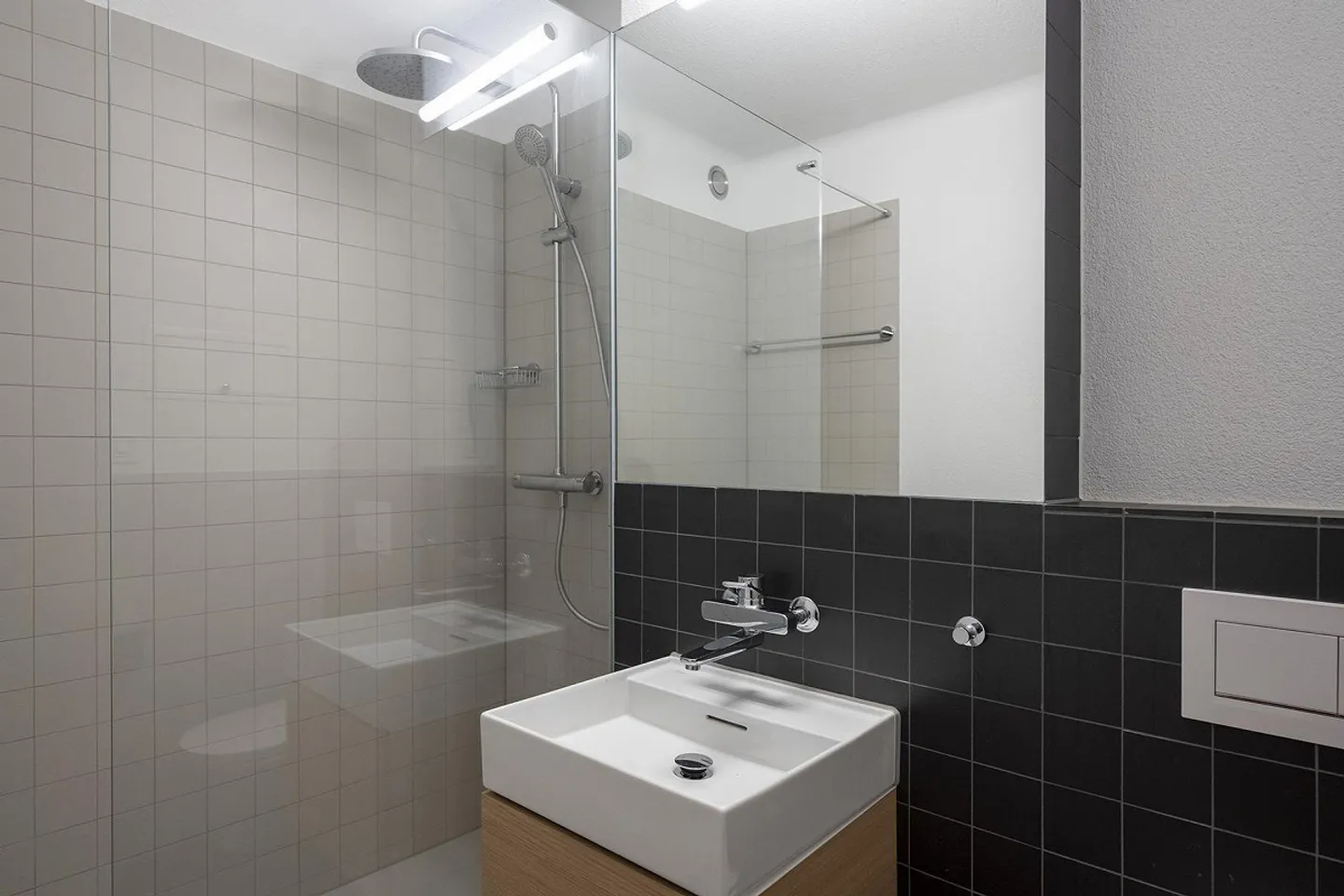 Exklusive 3.5-Zimmer-Attikawohnung mit über 200m² Dachterrasse - Foto 15 von 18