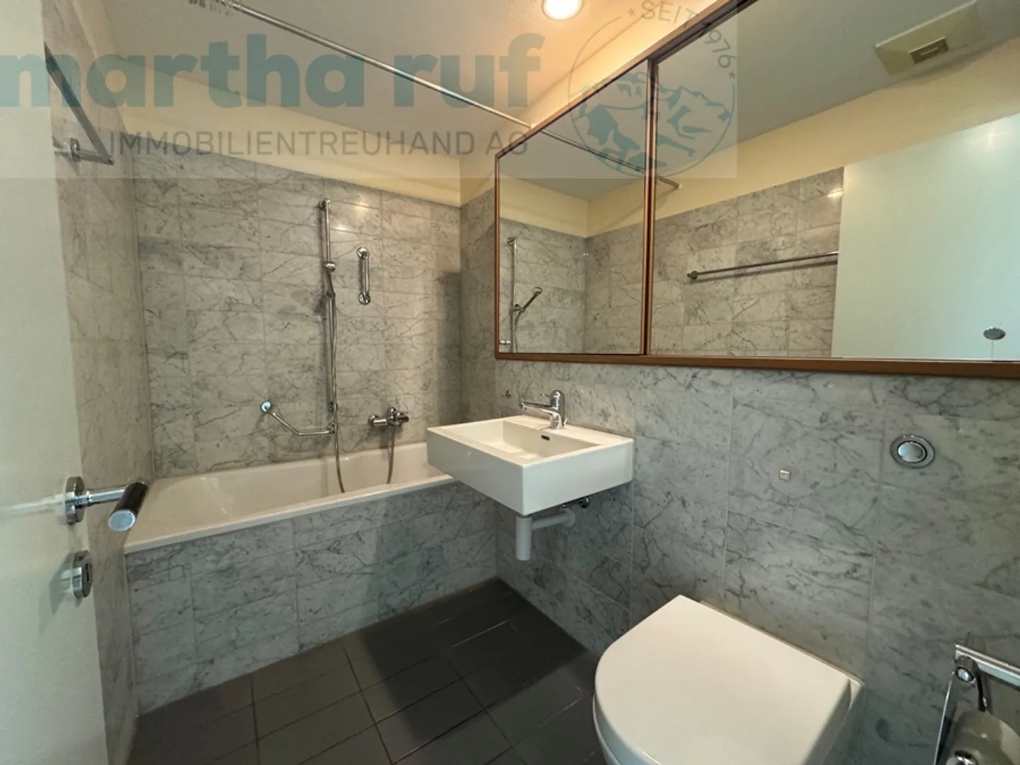 3.5-room apartment with gallery & roof terrace in the heart of the old town (no Airbnb) - Photo 5 of 12