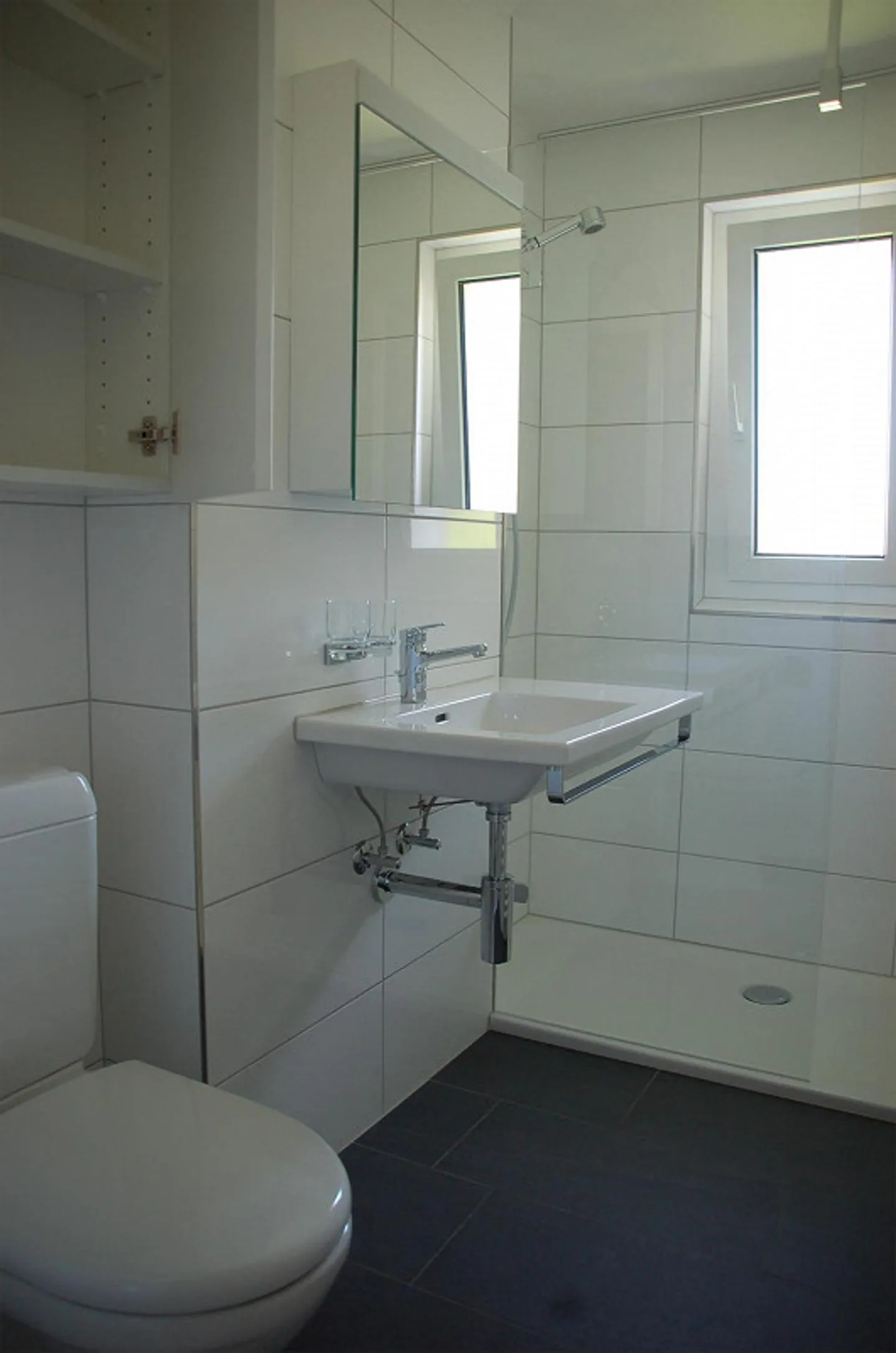 Spacious 3.5-Room Apartment - Photo 2 of 8