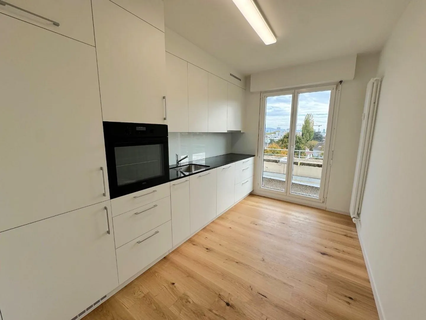 Appartement en attique de 4 pièces dans un emplacement intéressant - Photo 2 sur 13