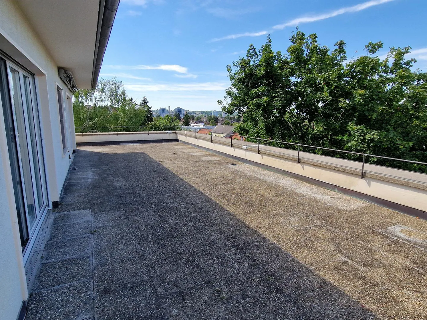 Appartement en attique de 4 pièces dans un emplacement intéressant - Photo 3 sur 13
